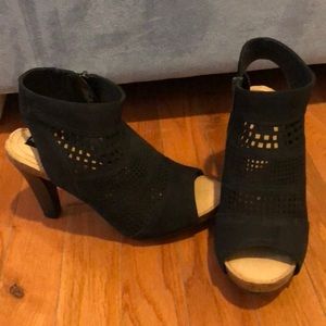 Open toe, black suede and leather heel